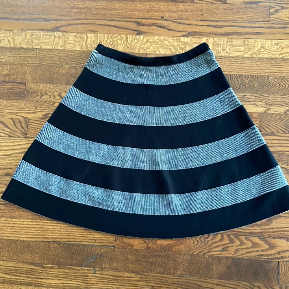 Skirt. MIDI woven black and white